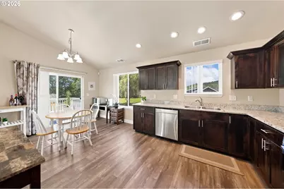 563 S State St, Sutherlin, OR 97479 - Photo 6