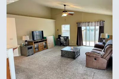 606 E Johnson St, Carlton, OR 97111 - Photo 8