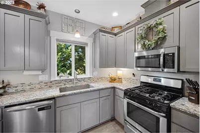 1194 SW Maple St, Dallas, OR 97338 - Photo 8