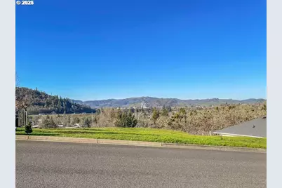 448 N View Dr, Roseburg, OR 97470 - Photo 2