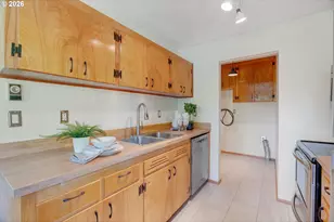 8329 SE Morrison St, Portland, OR 97216 - Photo 8
