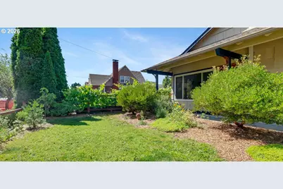 8329 SE Morrison St, Portland, OR 97216 - Photo 2