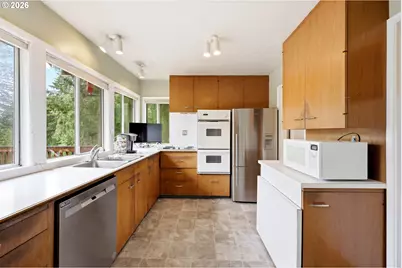 2555 SW Sunset Blvd, Portland, OR 97239 - Photo 6