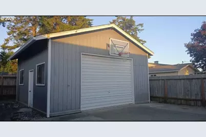 309 S Hazel St, Brookings, OR 97415 - Photo 6