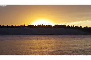 1040 Bay St, Florence, OR 97439 - Photo 4