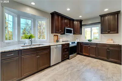 205 NE Billingher Dr, Portland, OR 97220 - Photo 10