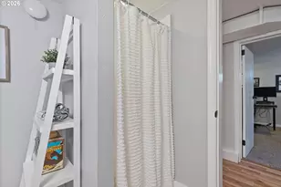 11821 NE Siskiyou St, Portland, OR 97220 - Photo 16