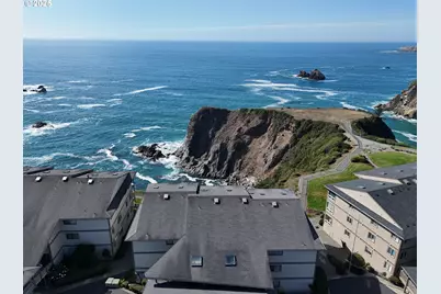 1305 Moore St #402, Brookings, OR 97415 - Photo 4