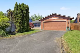 13725 SE Center St, Portland, OR 97236 - Photo 2