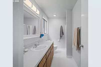 13725 SE Center St, Portland, OR 97236 - Photo 8