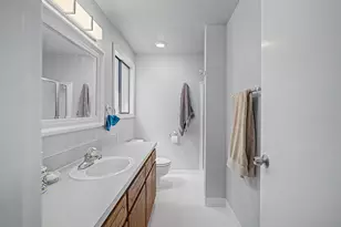 13725 SE Center St, Portland, OR 97236 - Photo 8