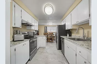 13725 SE Center St, Portland, OR 97236 - Photo 4