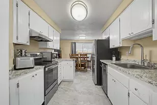 13725 SE Center St, Portland, OR 97236 - Photo 4
