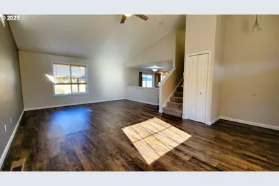 881 Arrow Leaf Pl, Harrisburg, OR 97446 - Photo 2