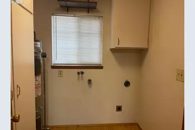 1466 W Fairview Dr, Springfield, OR 97477 - Photo 10