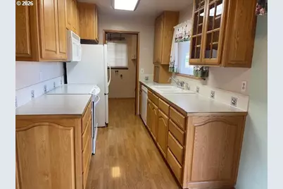 1466 W Fairview Dr, Springfield, OR 97477 - Photo 4