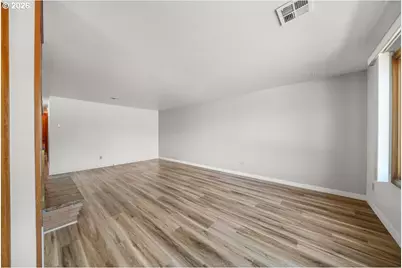 1081 E Jackson Ave, Cottage Grove, OR 97424 - Photo 6