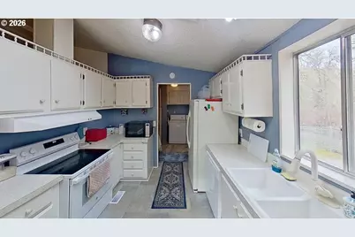 464 NE Kirby Ave, Roseburg, OR 97470 - Photo 14