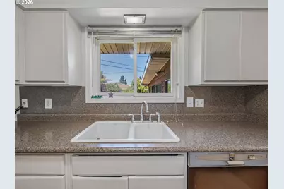 709 NE 107th Pl, Portland, OR 97220 - Photo 8