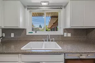 709 NE 107th Pl, Portland, OR 97220 - Photo 8