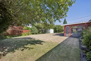 709 NE 107th Pl, Portland, OR 97220 - Photo 24