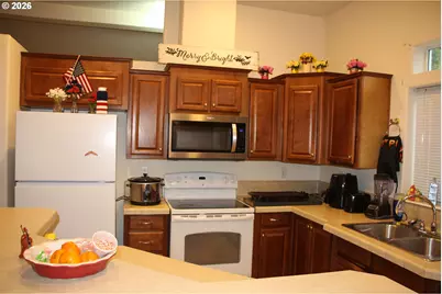 952 N Adams St, Lafayette, OR 97127 - Photo 12