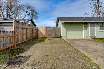 432 40th St, Springfield, OR 97478 - Photo 2