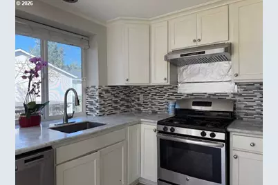 14545 SE Center St, Portland, OR 97236 - Photo 8