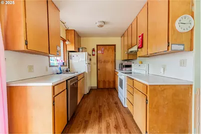 14124 SE Mill St, Portland, OR 97233 - Photo 8