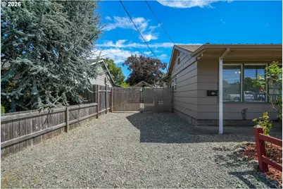 830 S 7th St, Cottage Grove, OR 97424 - Photo 2