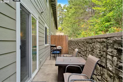 920 Hemlock St, Florence, OR 97439 - Photo 16