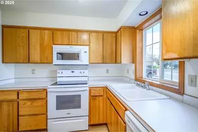 824 NE Ashby Ct, McMinnville, OR 97128 - Photo 4