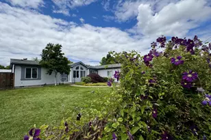 962 Rainbow Dr, Springfield, OR 97477 - Photo 2