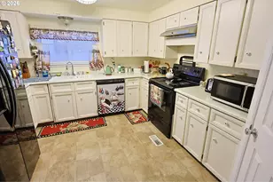 525 Village Pines Way, Coos Bay, OR 97420 - Photo 10