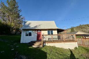 2056 NE Oswego Ave, Roseburg, OR 97470 - Photo 2