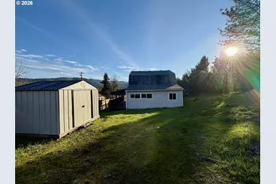 2056 NE Oswego Ave, Roseburg, OR 97470 - Photo 30
