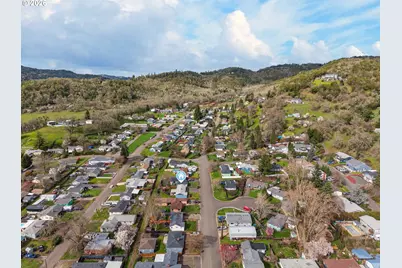 3058 NE Follett St, Roseburg, OR 97470 - Photo 34