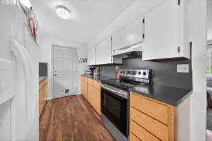 3058 NE Follett St, Roseburg, OR 97470 - Photo 10