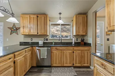 941 Colonial Rd, Roseburg, OR 97471 - Photo 10