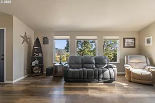 941 Colonial Rd, Roseburg, OR 97471 - Photo 6