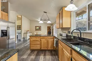 941 Colonial Rd, Roseburg, OR 97471 - Photo 8