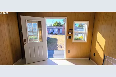 726 NE 3rd Ave, Hillsboro, OR 97124 - Photo 6