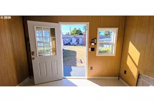 726 NE 3rd Ave, Hillsboro, OR 97124 - Photo 6