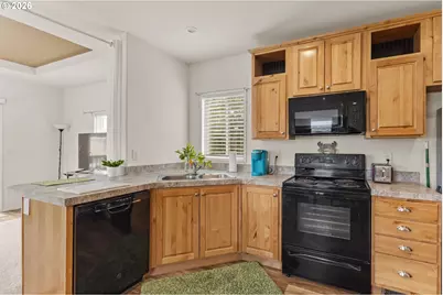 1699 27th St #17, Florence, OR 97439 - Photo 4