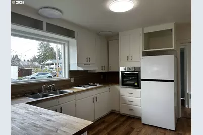 818 S 1st St, Cottage Grove, OR 97424 - Photo 10