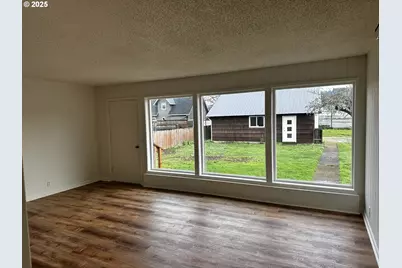 818 S 1st St, Cottage Grove, OR 97424 - Photo 8