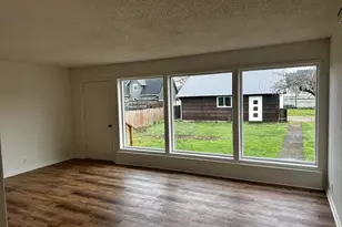 818 S 1st St, Cottage Grove, OR 97424 - Photo 8