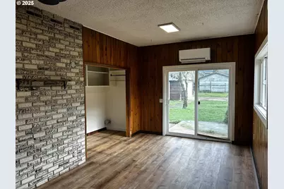 818 S 1st St, Cottage Grove, OR 97424 - Photo 6