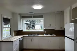 818 S 1st St, Cottage Grove, OR 97424 - Photo 12