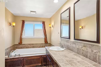 15839 NE Siskiyou St, Portland, OR 97230 - Photo 8